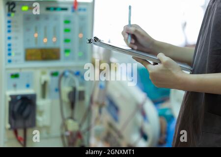 Le spécialiste vérifie l'équipement de thérapie de substitution rénale continue, la pompe d'injection et l'appareil d'hémodialyse. Banque D'Images