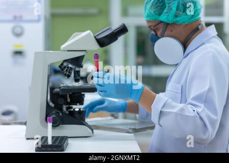 Les scientifiques étudient les germes qui causent le COVID-19, la principale cause de la maladie et qui se propagent dans le monde. (mise au point au niveau du tube) Banque D'Images