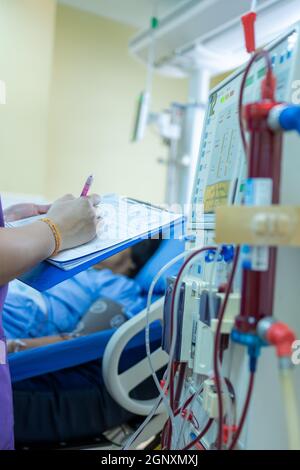 Le spécialiste vérifie l'équipement de thérapie de substitution rénale continue, la pompe d'injection et l'appareil d'hémodialyse. Banque D'Images