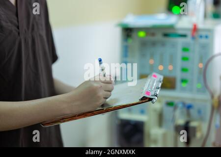 Le spécialiste vérifie l'équipement de thérapie de substitution rénale continue, la pompe d'injection et l'appareil d'hémodialyse. Banque D'Images