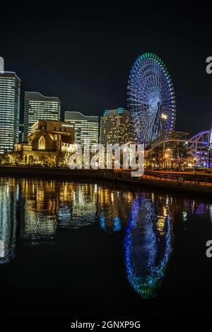 Tous les espaces publics et privés s'allument dans le bureau Minato Mirai. Lieu de tournage : préfecture de kanagawa, ville de Yokohama Banque D'Images