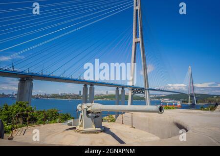 Arme de batterie côtière dans la forteresse de Vladivostok et le pont de Cable-reseed. Île de russe, Vladivostok, Russie Banque D'Images