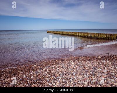 Plage de pierre avec brise-lames sur la mer Baltique allemande Banque D'Images