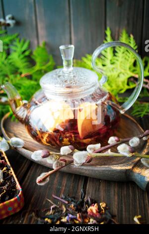 Thé traditionnel à la menthe avec pignons de pin, thé santé à base de plantes, image verticale Banque D'Images