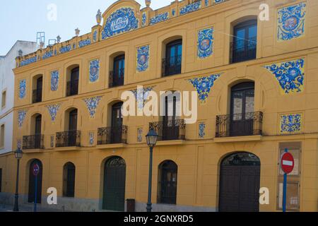 TALAVERA DE LA REINA, ESPAGNE - 31 juillet 2021 : gros plan d'une façade du théâtre de Talavera de la Reina, Espagne Banque D'Images