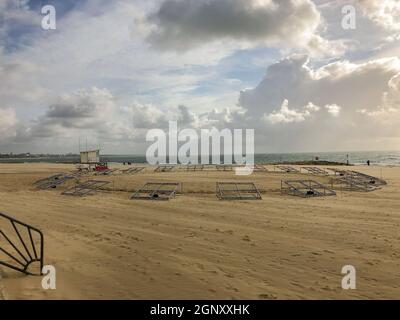 Début des arts par la mer structure appelée le Conseil de la Grande indécision par Romain Tardy. Sera en direct du 1er au 8 octobre 2021 Credit Alay Live News -Suzanne McGowan Banque D'Images