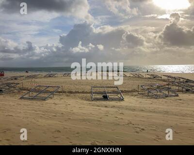 Début des arts par la mer structure appelée le Conseil de la Grande indécision par Romain Tardy. Sera en direct du 1er au 8 octobre 2021 Credit Alay Live News -Suzanne McGowan Banque D'Images