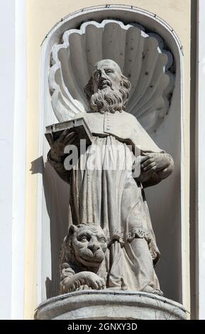 Saint Jérôme sur le portail de l'église paroissiale de l'Immaculée Conception de la Vierge Marie de Lepoglava, Croatie Banque D'Images