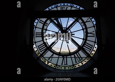 Réveil au Musée d'Orsay à Paris France. Dans l'arrière nous voir la Basilique du Sacré-Cœur à Montmartre Banque D'Images