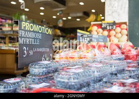 Figues Fraises fraîches et les pastèques de vendre à Paris Banque D'Images