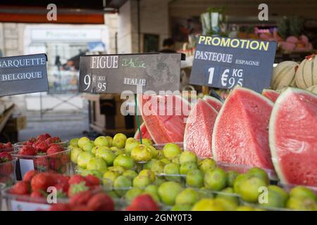 Fraises fraîches, figues et les pastèques de vendre à Paris Banque D'Images