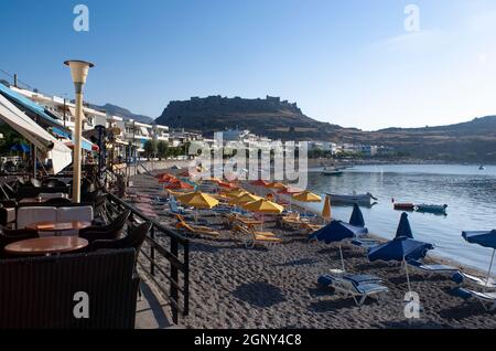 Haraki, île de Rhodes - Grèce - septembre 11 2010 : magnifique scène de plage au crépuscule le château historique surplombe la baie aspect paysage avec espace copie Banque D'Images