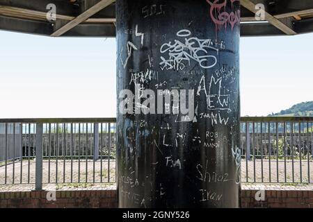 Art urbain sous forme de graffiti sur le pilier central du point de vue au mont Wise Devonport, surplombant le mont Hamoaze et le mont Edgcumbe. Va Banque D'Images