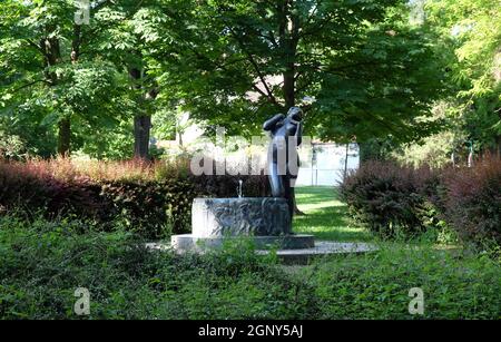 Fontaine avec une sculpture Élégie de la célèbre sculpteur croate Ivana franges sur Rokov perivoj à Zagreb, Croatie Banque D'Images