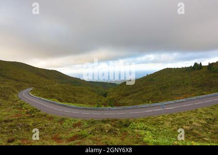 Les routes vides dans la campagne sur l'île de Saint Michel (Sao Miguel) dans les Açores, Portugal Banque D'Images