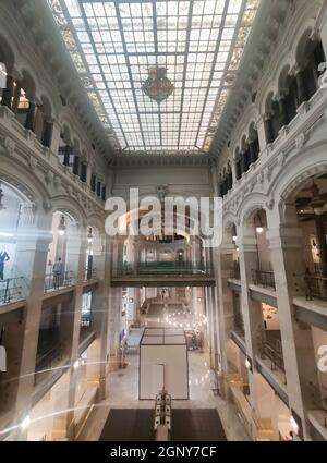 Intérieur du Palacio de Cibeles, qui abrite le siège du bureau de poste et le conseil municipal, Madrid, Espagne. Europe. Photographie verticale Banque D'Images