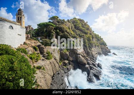 Côte italienne de la Riviera près du village de Portofino avec le Vue sur Castello Brown et Chiesa di San Giorgio Banque D'Images