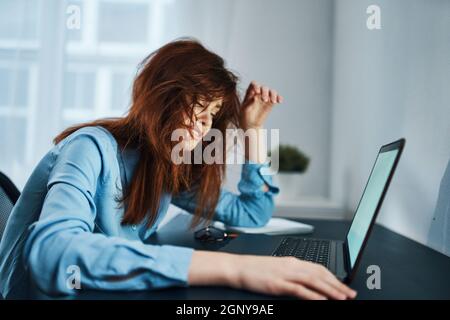 femme étudiant devant la fatigue d'apprentissage d'ordinateur portable Banque D'Images