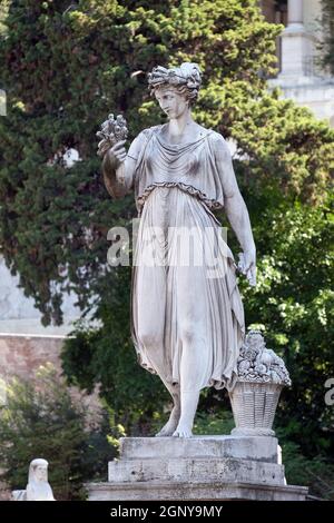 Statue allégorique de l'été, Piazza del Popolo à Rome, Italie Banque D'Images