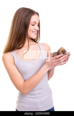 Belle blonde woman holding quelques betteraves fraîches, isolé sur fond blanc Banque D'Images