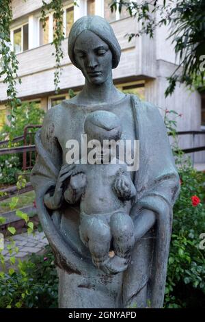 Vierge Marie avec l'enfant Jésus statue dans le Jardin des Aveugles Centre Saint Raphael à Bolzano, Italie Banque D'Images