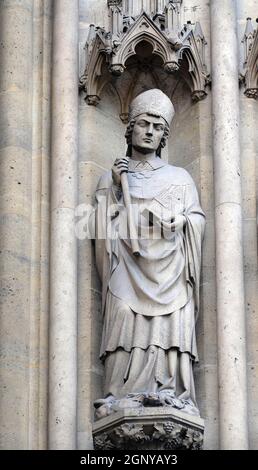 Statue de Saint sur le portail de la Basilique de Sainte Clotilde à Paris, France Banque D'Images