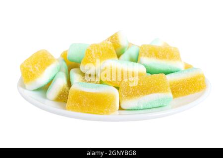 Bonbons en gelée sous forme de tranches de fruits dans le sucre sur une assiette isolée sur un fond blanc. Gros plan. Marmelade au melon. Banque D'Images