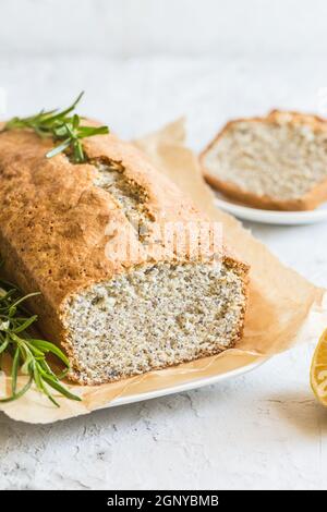 Gâteau au citron et aux graines de pavot. Gâteau maison parfumé aux graines de pavot et au citron caillé Banque D'Images