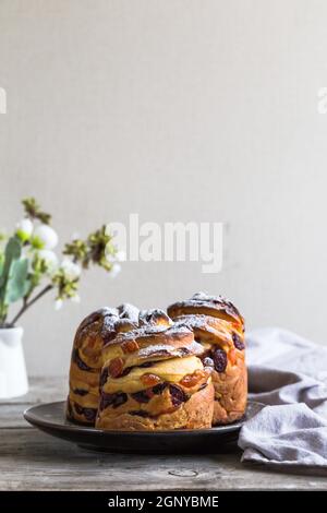 Panetone kulich craffin sur fond de bois. Pain de Pâques kozunak. Copier le concept d'espace. Banque D'Images