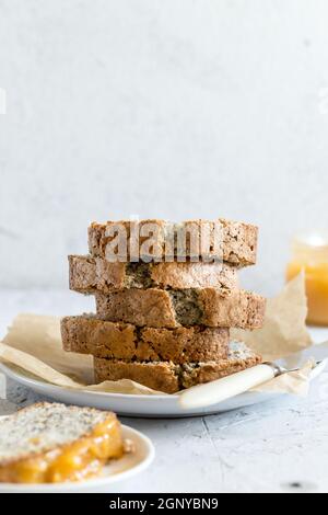 Gâteau au citron et aux graines de pavot. Gâteau maison parfumé aux graines de pavot et au citron caillé Banque D'Images