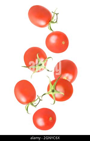 Légumes isolés. Sept tomates entières dans l'air sur blanc avec passe-cheveux comme élément de conception d'emballage. Profondeur de champ complète. Conce de lévitation alimentaire Banque D'Images