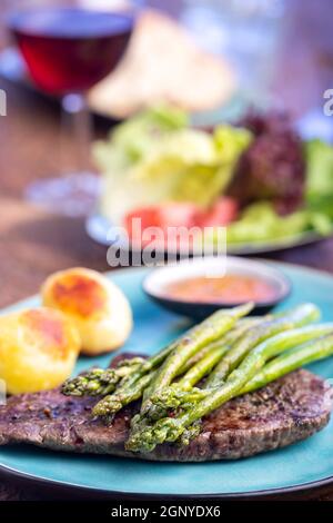asperges vertes sur un steak Banque D'Images