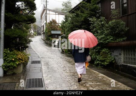 Nozawa onsen, Nagano, Japon, 2021-26-09 , ancienne femme portant un yukata marchant dans les rues de Nozawaonsen Banque D'Images