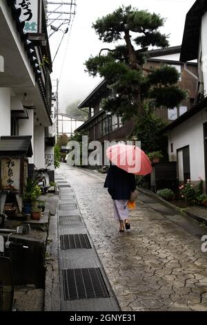 Nozawa onsen, Nagano, Japon, 2021-26-09 , ancienne femme portant un yukata marchant dans les rues de Nozawaonsen Banque D'Images