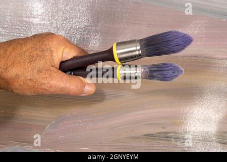 Brosses pour la peinture sur une vieille toile peinte avec peintures à l'huile Banque D'Images