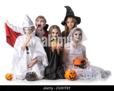 Groupe d'enfants en costume fantaisie Halloween robe isolée sur fond blanc, allant trick ou traiter Banque D'Images