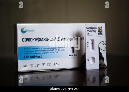 Londres, Royaume-Uni 28 sept 2021 - Une trousse de test à domicile d'Antigen Covid-19 (SARS-COV-2) montrant un Covid-19 négatif sur une bande de résultats. Tous les voyageurs aériens doivent effectuer un test de débit latéral positif (antigène) avant de voyager. Credit Dinendra Haria /Alay Live News Banque D'Images