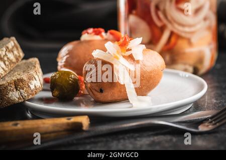 Saucisses marinées à l'oignon et au poivron rouge. Aliments marinés sur l'assiette. Banque D'Images