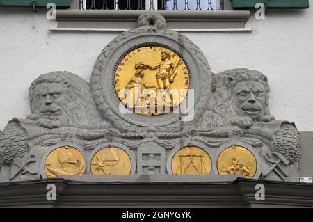 Emblèmes d'or sur le mur extérieur d'un bâtiment à Muehlenplatz à Lucerne, Suisse Banque D'Images