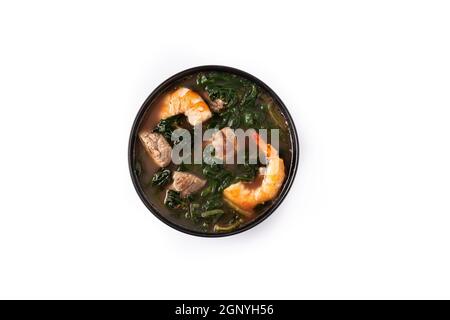 Soupe de bœuf, de ragoût d'okra et d'épinards dans un bol isolé sur fond blanc Banque D'Images