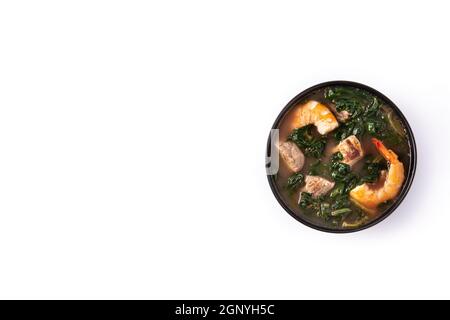 Soupe de bœuf, de ragoût d'okra et d'épinards dans un bol isolé sur fond blanc Banque D'Images