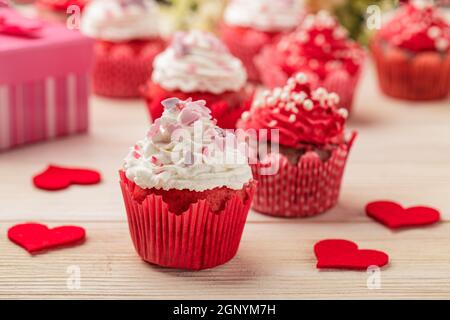 Cupcake à la crème et saupoudrer le sucre amour des Valentin. Beau et délicieux cupcake. Banque D'Images