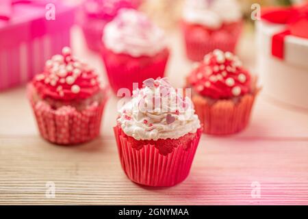Saint-Valentin amour cupcake décoré avec de la crème et des coeurs Banque D'Images