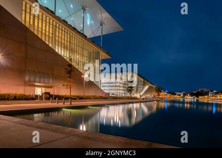 Athènes, Attica, Grèce - 16 juillet 2020 : Centre culturel de la Fondation Stavros Niarchos au crépuscule. Aujourd'hui, il abrite la Bibliothèque nationale de Grèce et le Banque D'Images