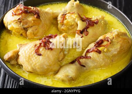 Opo Ayam traditionnel poulet ragoût de Java Indonésie gros plan dans le bol sur la table. Horizontale Banque D'Images