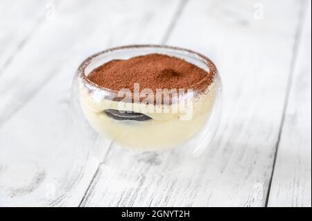 Bol de dessert en verre avec biscuits oreo et fromage à la crème Banque D'Images