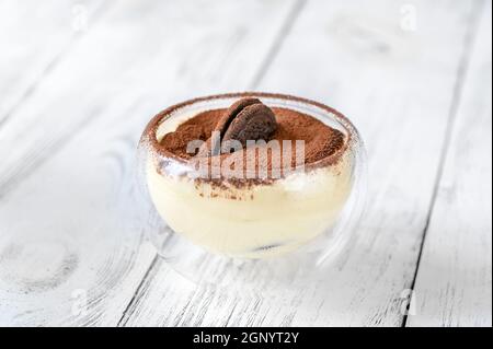 Bol de dessert en verre avec biscuits oreo et fromage à la crème Banque D'Images