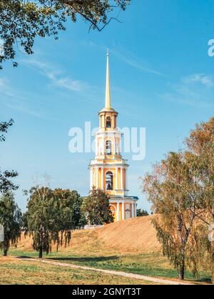 Cathédrale Belfrite du Kremlin de Ryazan dans le style du classicisme russe parmi les collines et les birches Banque D'Images