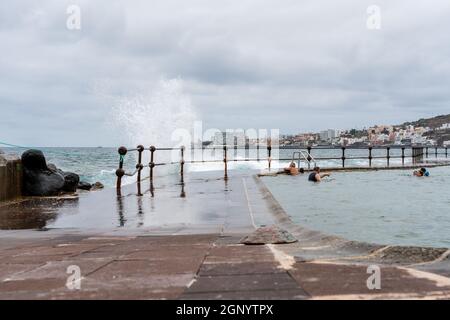 BAJAMAR, ILES CANARIES, TENERIFE - 06 JUILLET 2021 : promenade avec une plage dans une petite ville au nord de Ténérife. Banque D'Images