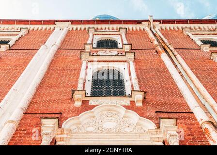 Éléments de la façade de la cathédrale de Dormition du Kremlin de Ryazan lors d'une journée d'été contre le ciel Banque D'Images